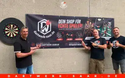 Gemeinsam für den Dartsport: Dartwerk Saar unterstützt Gerüstbau Rende mit einer Dartscheibe für den Pausenraum