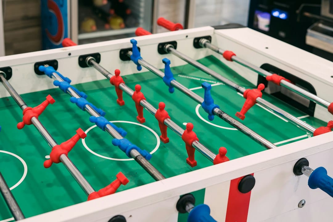 Tischkicker mit Stangen und Spielfiguren – Symbolbild zur Tischkicker-Pflege