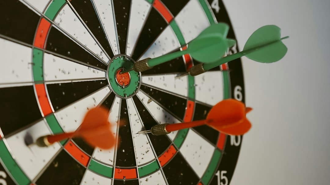 Darts im Dartboard – Symbolbild zum World Grand Prix 2026