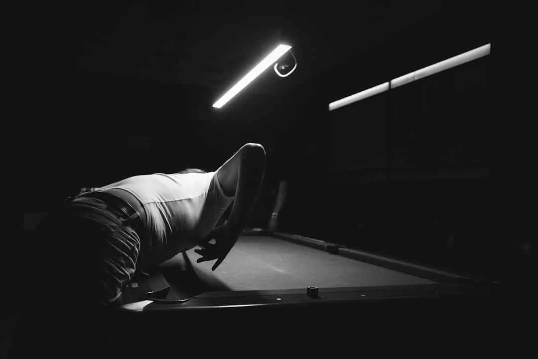 Billardspieler beim Stoß – Symbolbild zur 10-Ball-WM 2026