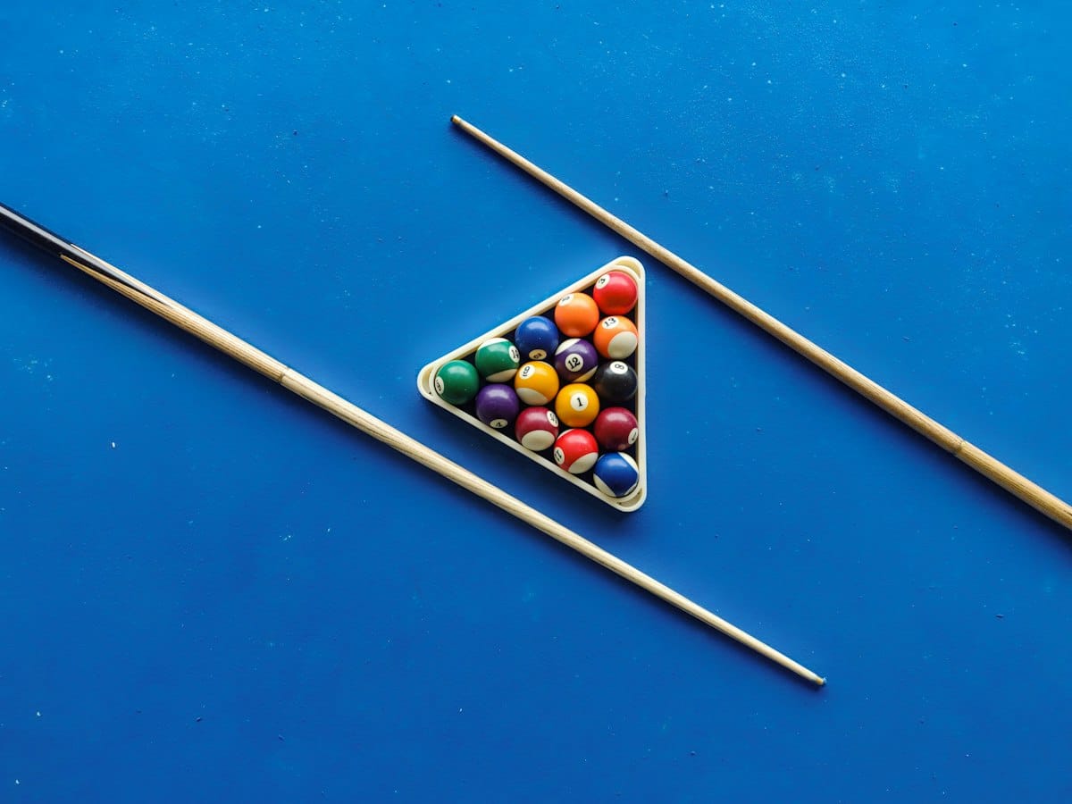 Poolbillardkugeln im Dreieck vor dem Anstoß