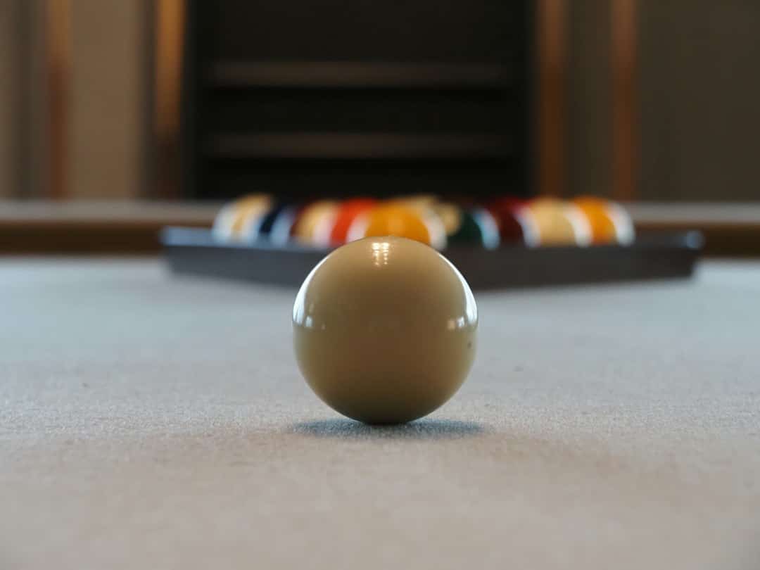 Weiße Spielkugel und Poolbillard-Kugeln auf einem Billardtisch
