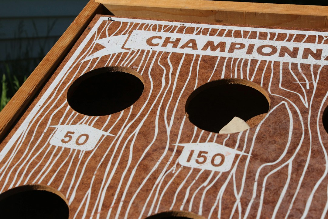 Holzboard als Symbolbild für Cornhole-Blocker und Slide-Taktik