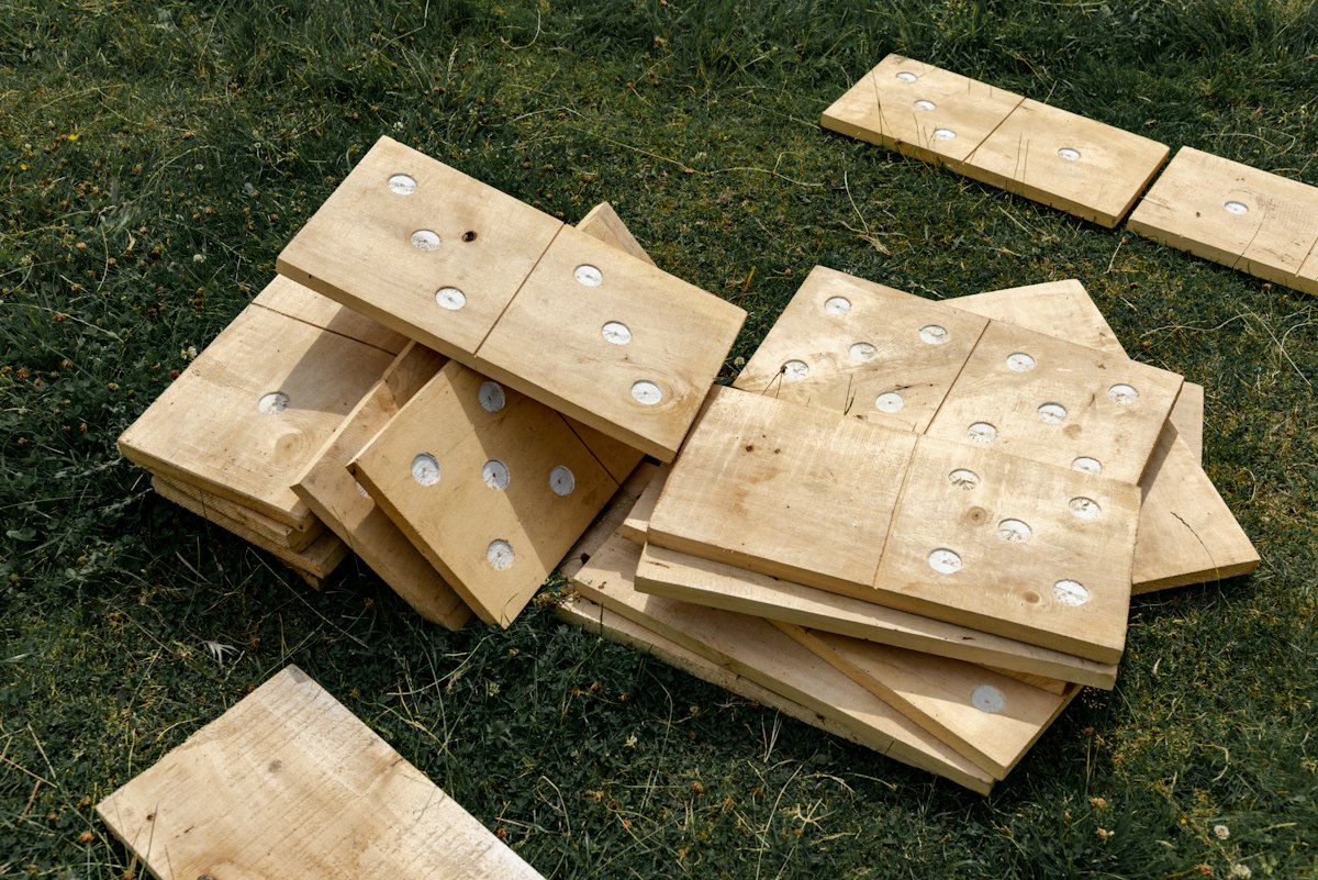 Cornhole-Ausrüstung als Symbolbild für Wurftechnik und Präzision