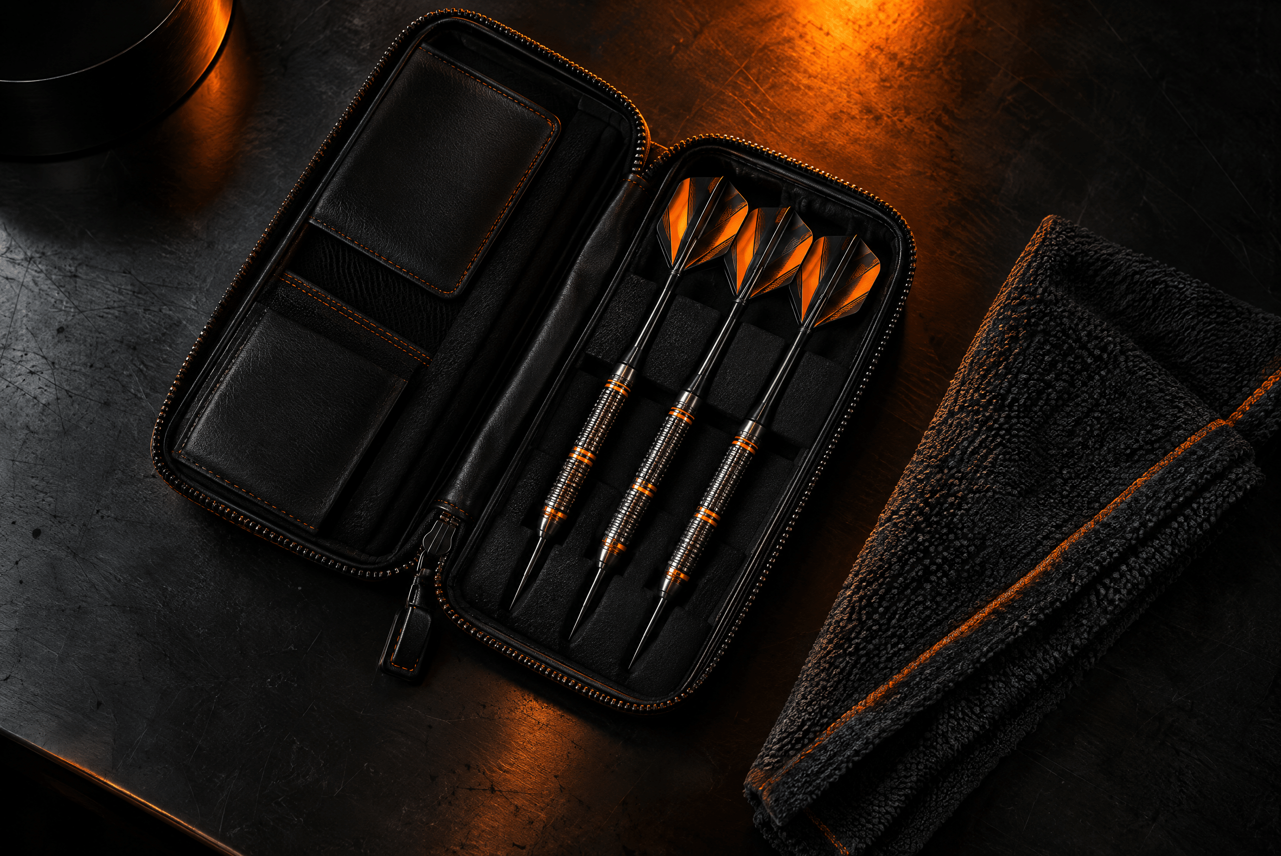 Schwarz-orange Symbolillustration eines geöffneten Dart-Etuis mit drei Steel-Darts im warmen Licht – zum 6:3 von Luke Littler gegen William O’Connor.