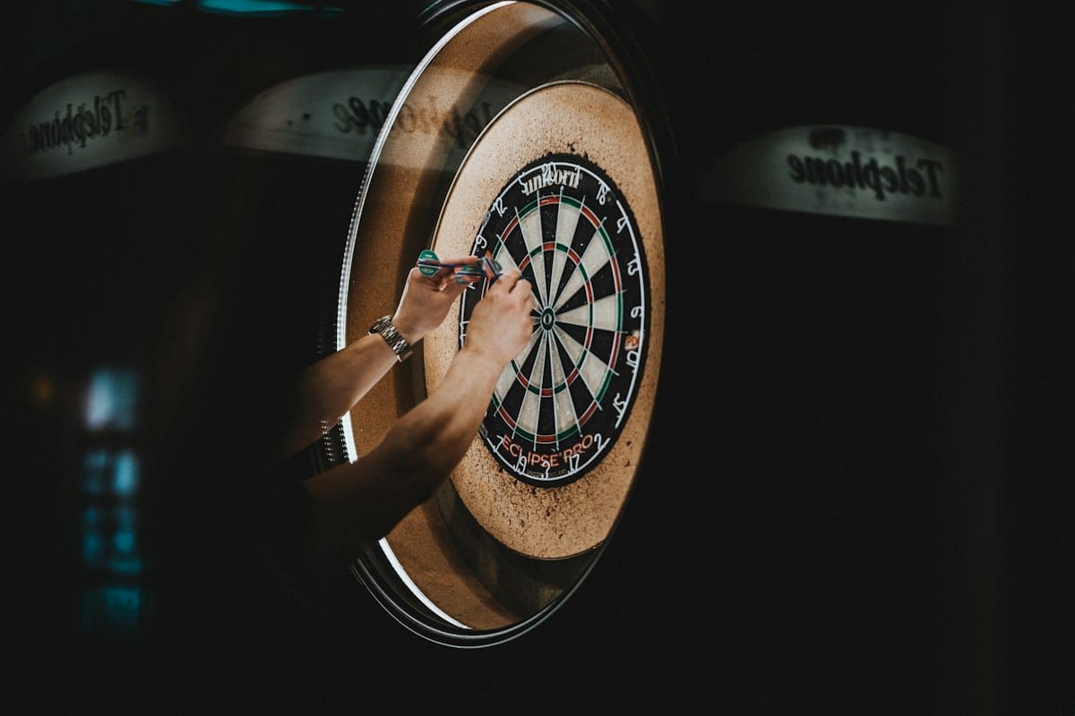 Dartscheibe mit Pfeilen als Symbolbild für Gruppierungstraining