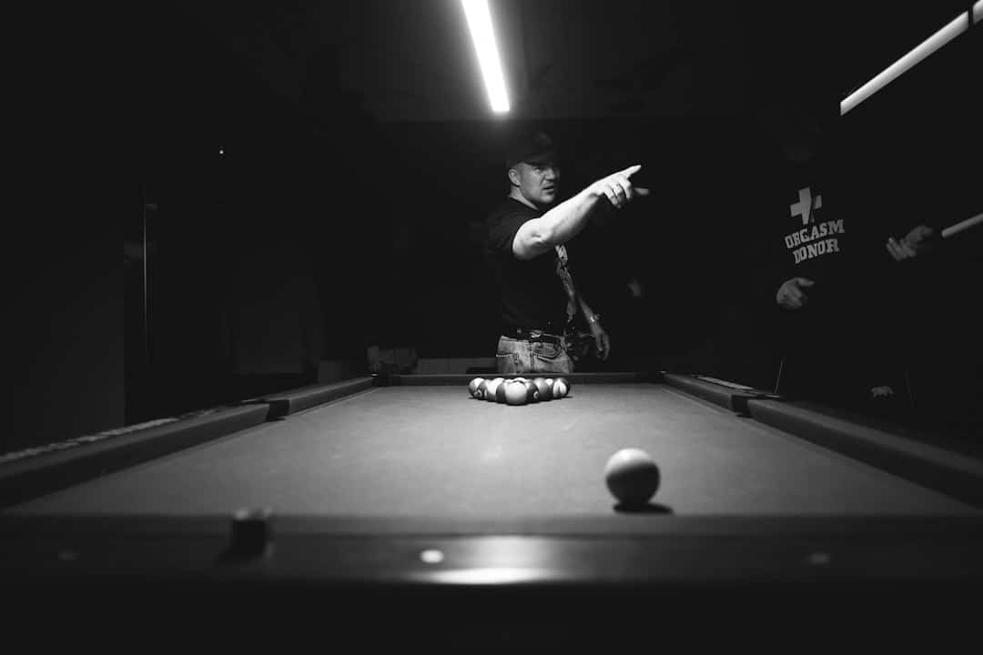 Poolbillardtisch mit Spielball und Kugeln für das Training des Positionsspiels