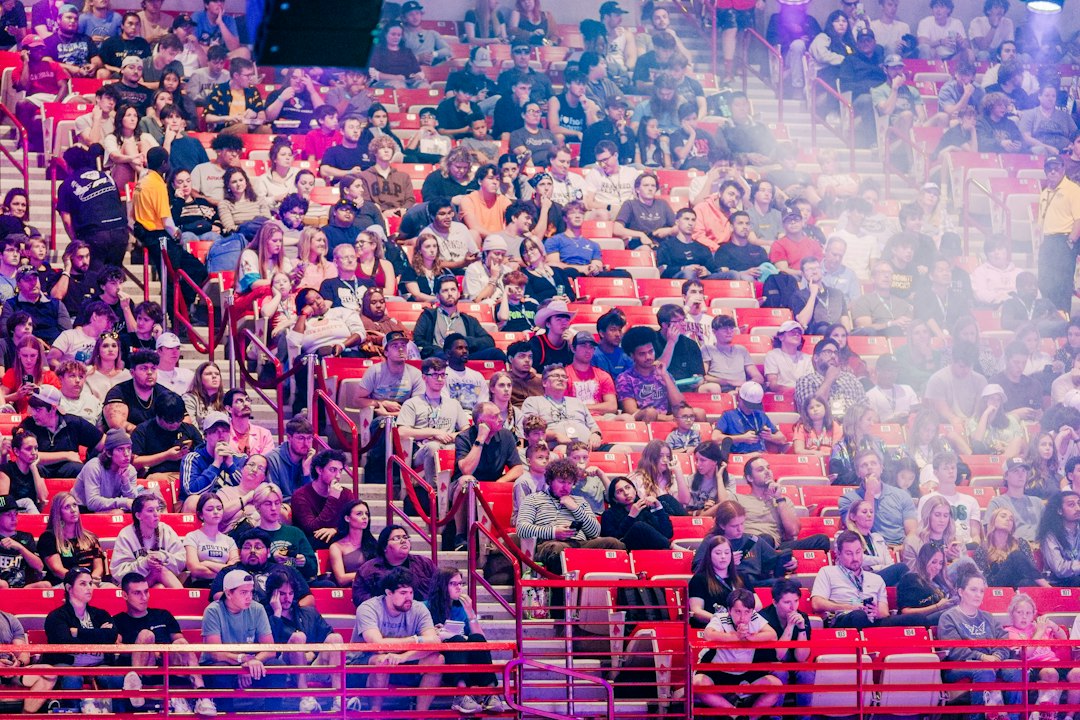 Große Turnierarena mit Publikum als Symbolbild zur Swiss Darts Trophy 2026