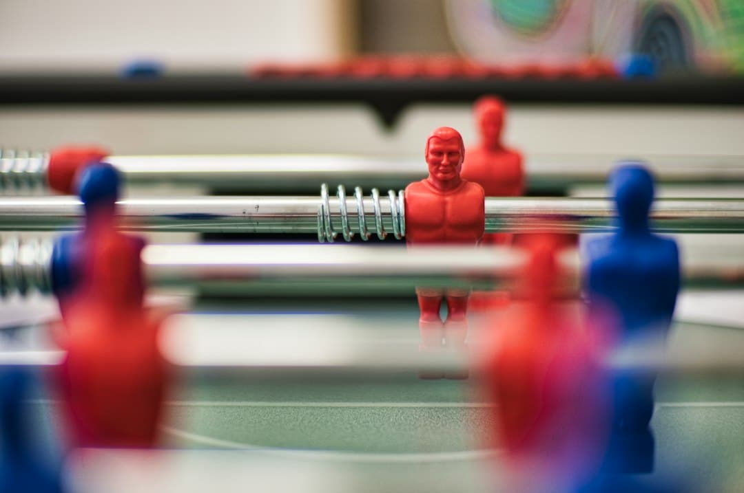 Nahaufnahme von Tischkicker-Figuren für Ballkontrolle und Techniktraining
