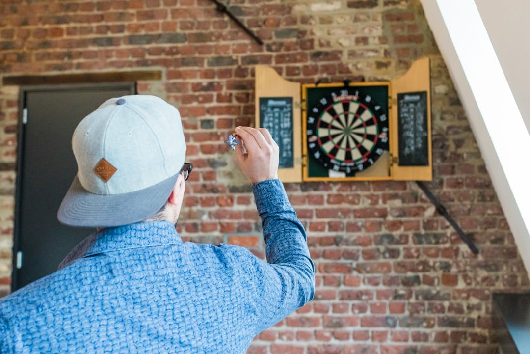 Dartspieler beim Wurf – Symbolbild zum World Grand Prix 2026